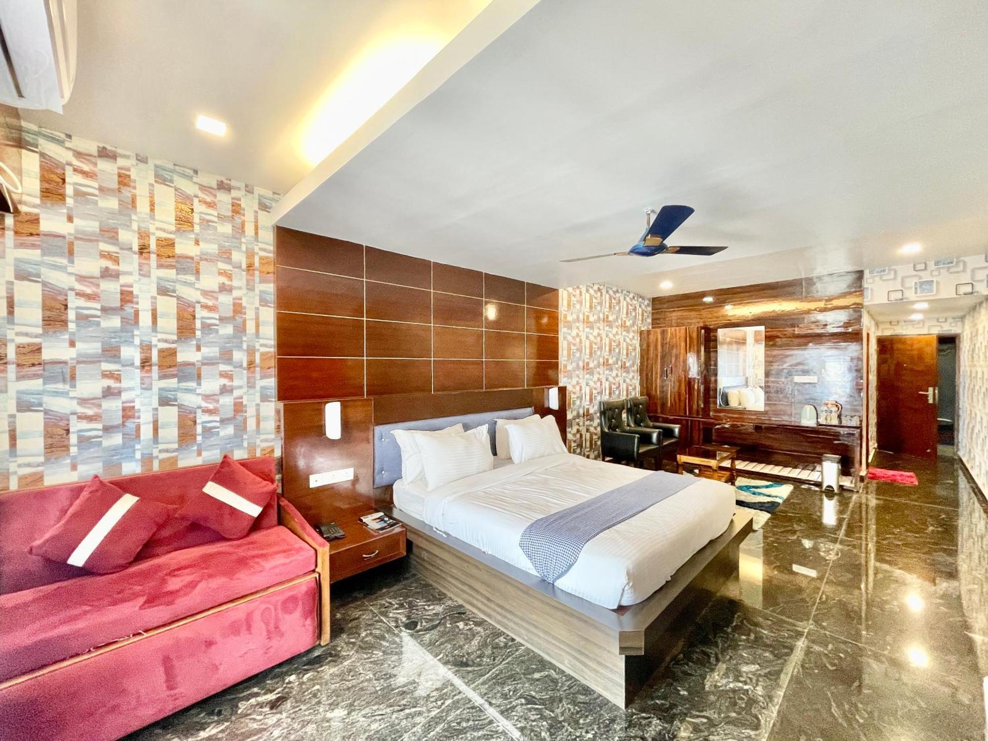 Hotel V-I Near Sea , Puri Private-Park -Gym-Spa Fully-Airconditioned-Hotel Lift-And-Parking-Facilities Breakfast-Included エクステリア 写真