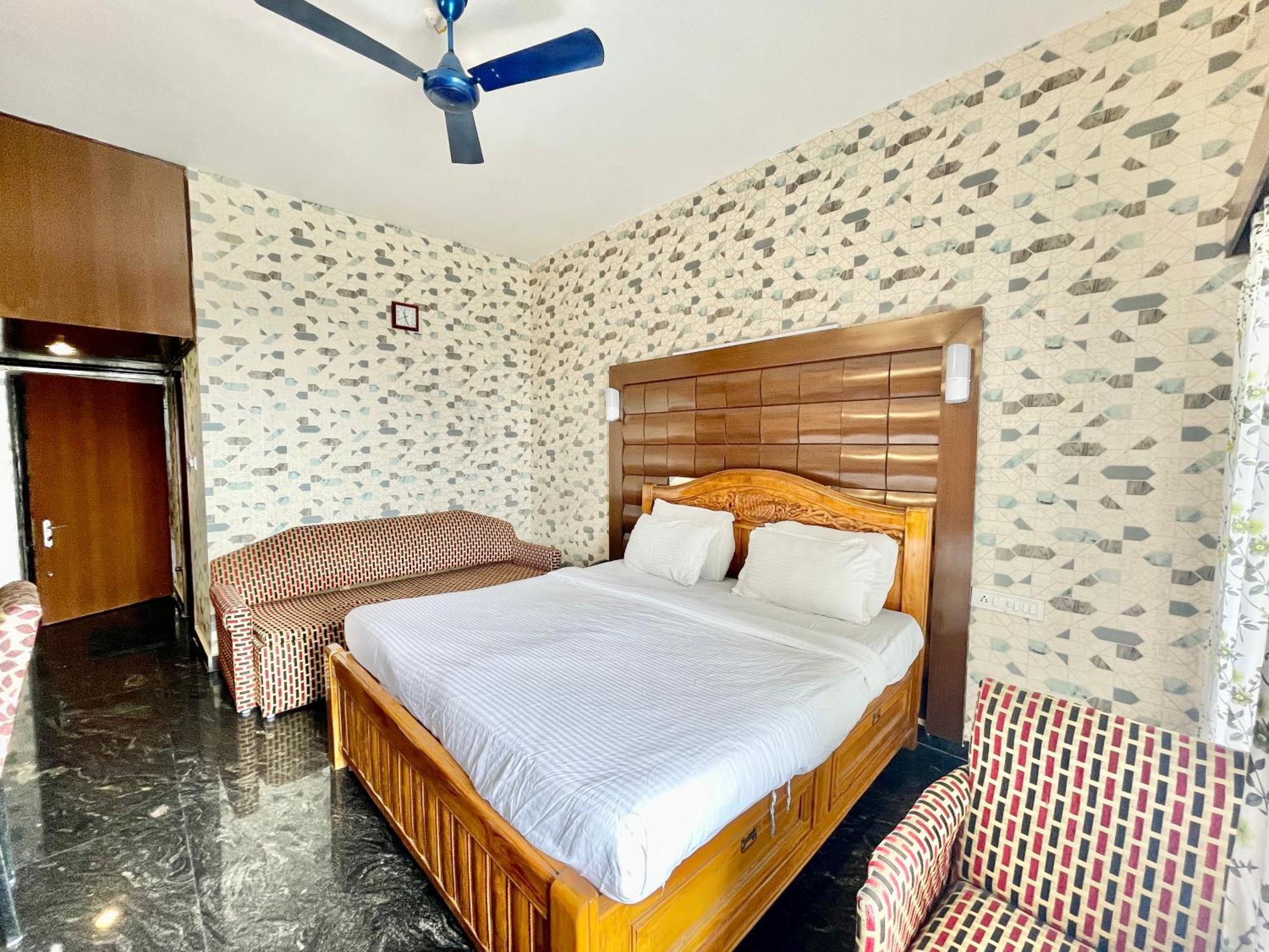 Hotel V-I Near Sea , Puri Private-Park -Gym-Spa Fully-Airconditioned-Hotel Lift-And-Parking-Facilities Breakfast-Included エクステリア 写真