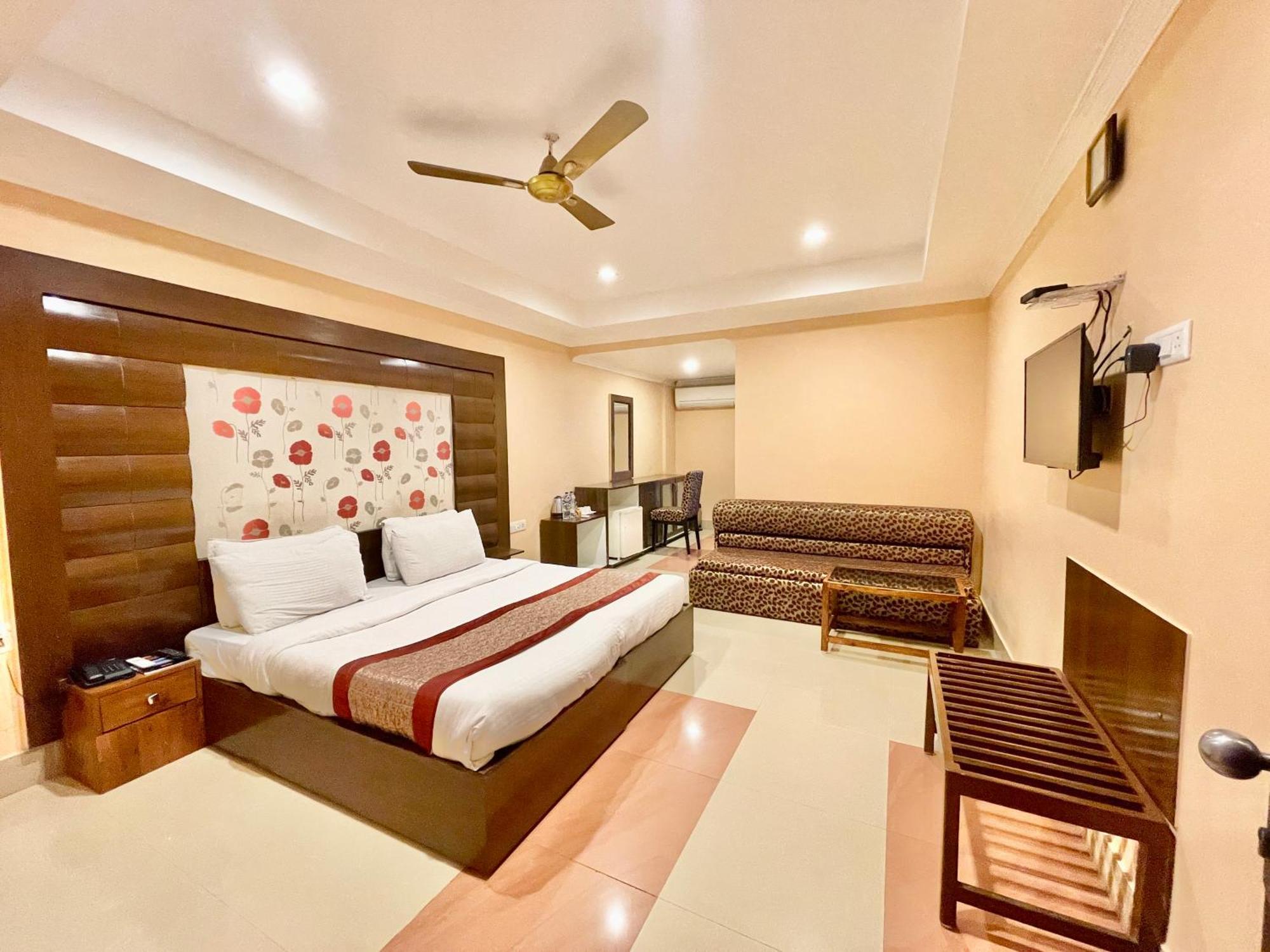 Hotel V-I Near Sea , Puri Private-Park -Gym-Spa Fully-Airconditioned-Hotel Lift-And-Parking-Facilities Breakfast-Included エクステリア 写真