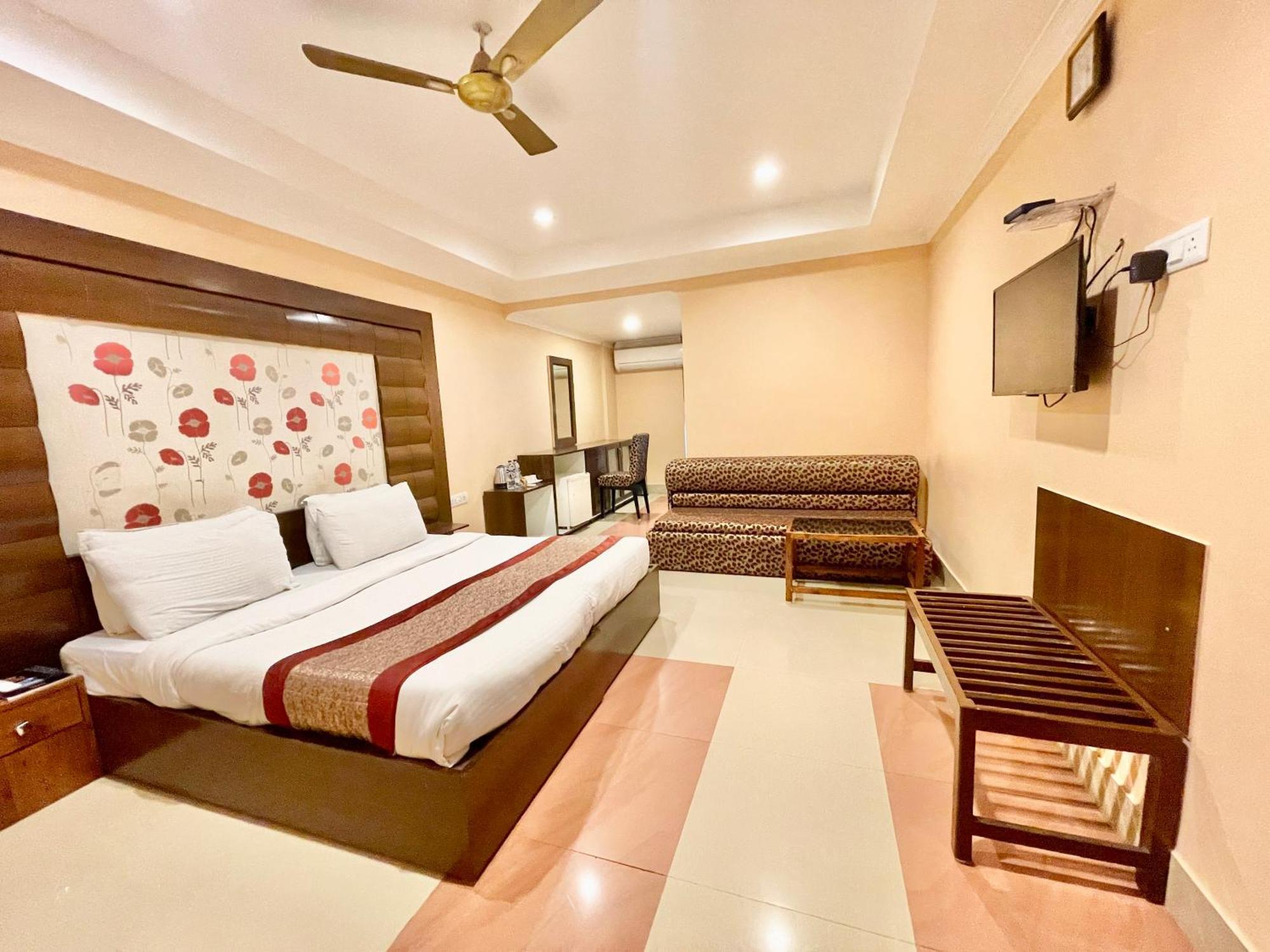 Hotel V-I Near Sea , Puri Private-Park -Gym-Spa Fully-Airconditioned-Hotel Lift-And-Parking-Facilities Breakfast-Included エクステリア 写真