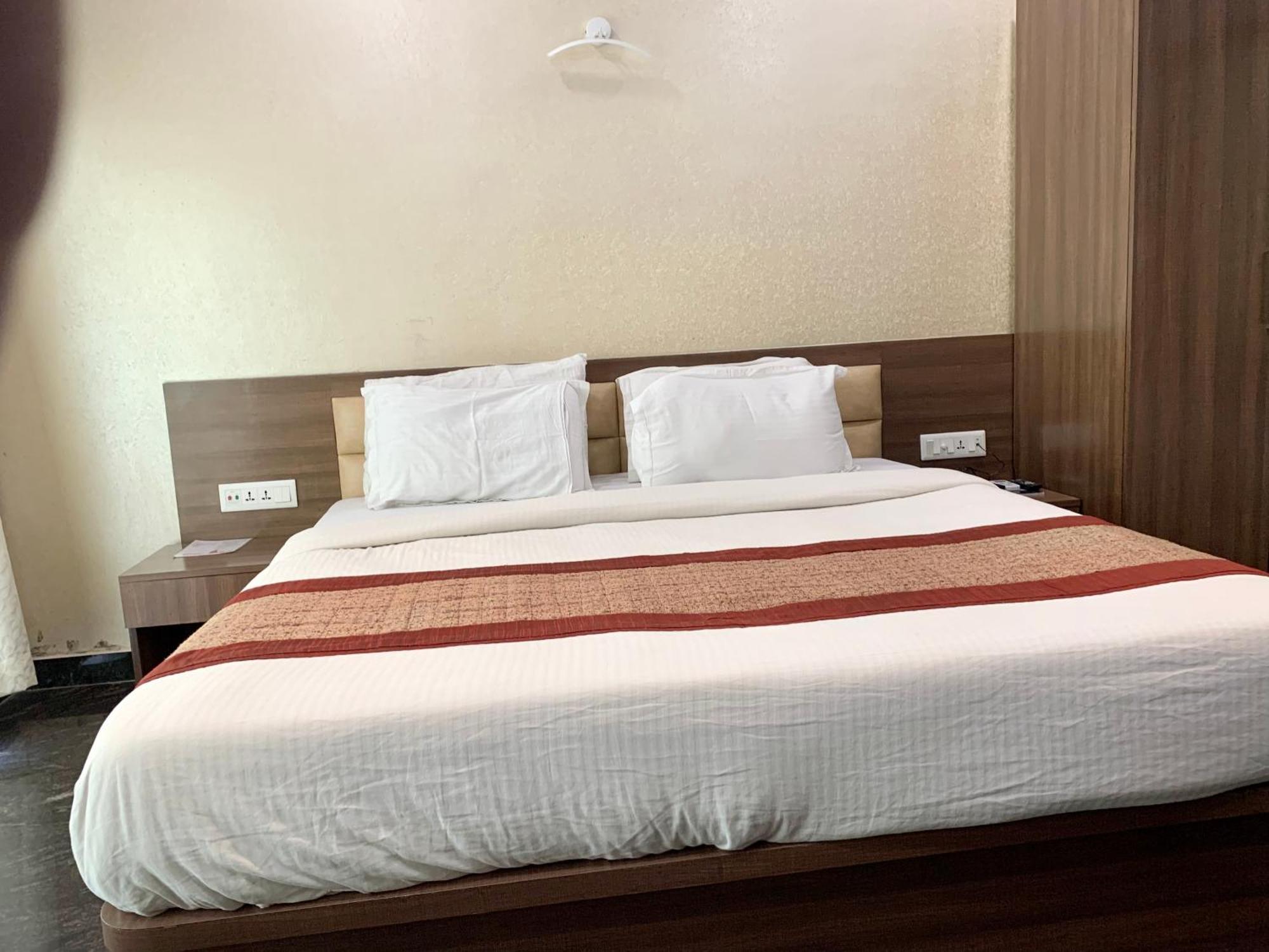 Hotel V-I Near Sea , Puri Private-Park -Gym-Spa Fully-Airconditioned-Hotel Lift-And-Parking-Facilities Breakfast-Included エクステリア 写真
